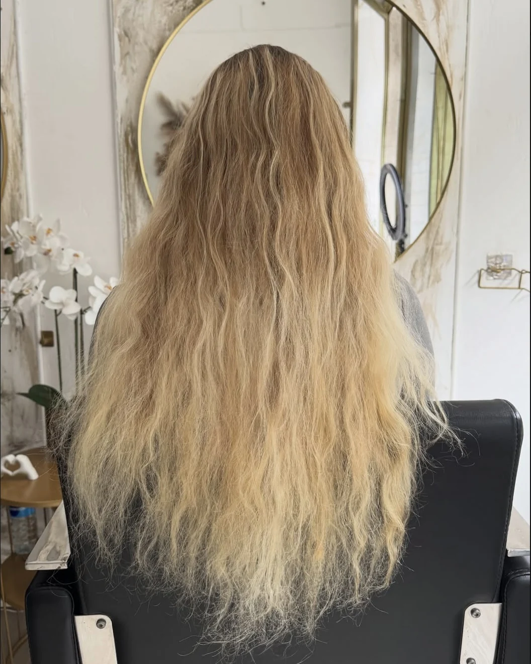 Cabelo loiro antes da transformação, com textura mais seca e irregular