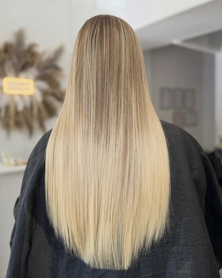 Resultado final de cabelo loiro longo, liso, alinhado e luminoso