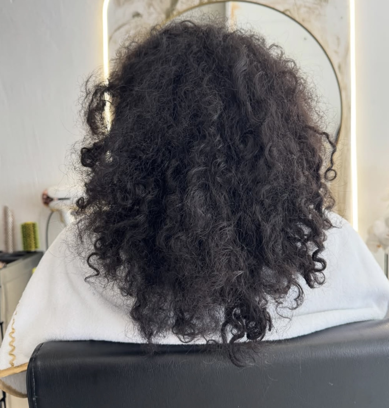 Cabelo encaracolado antes da finalização, com definição irregular