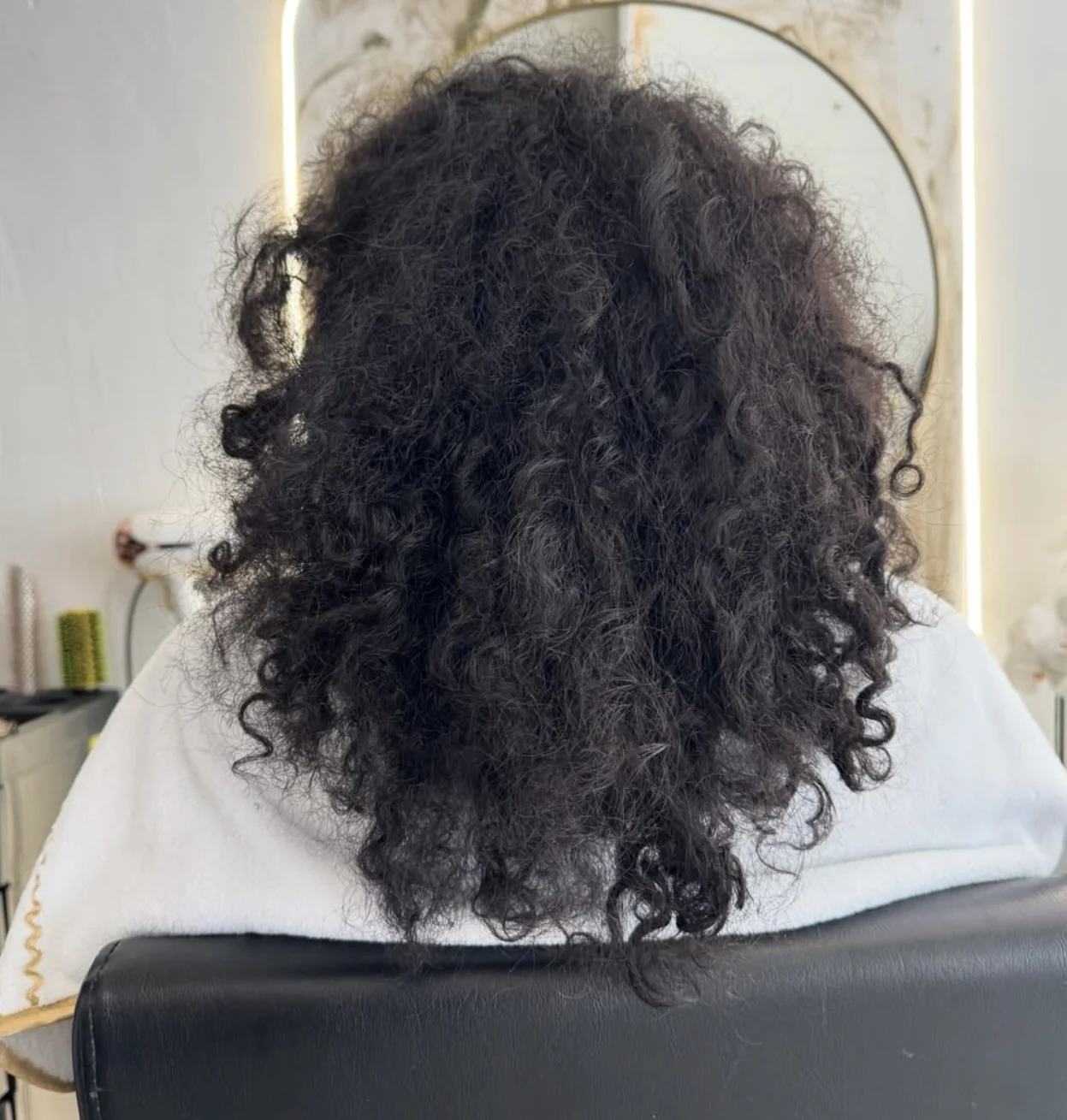 Cabelo encaracolado antes da finalização, com definição irregular