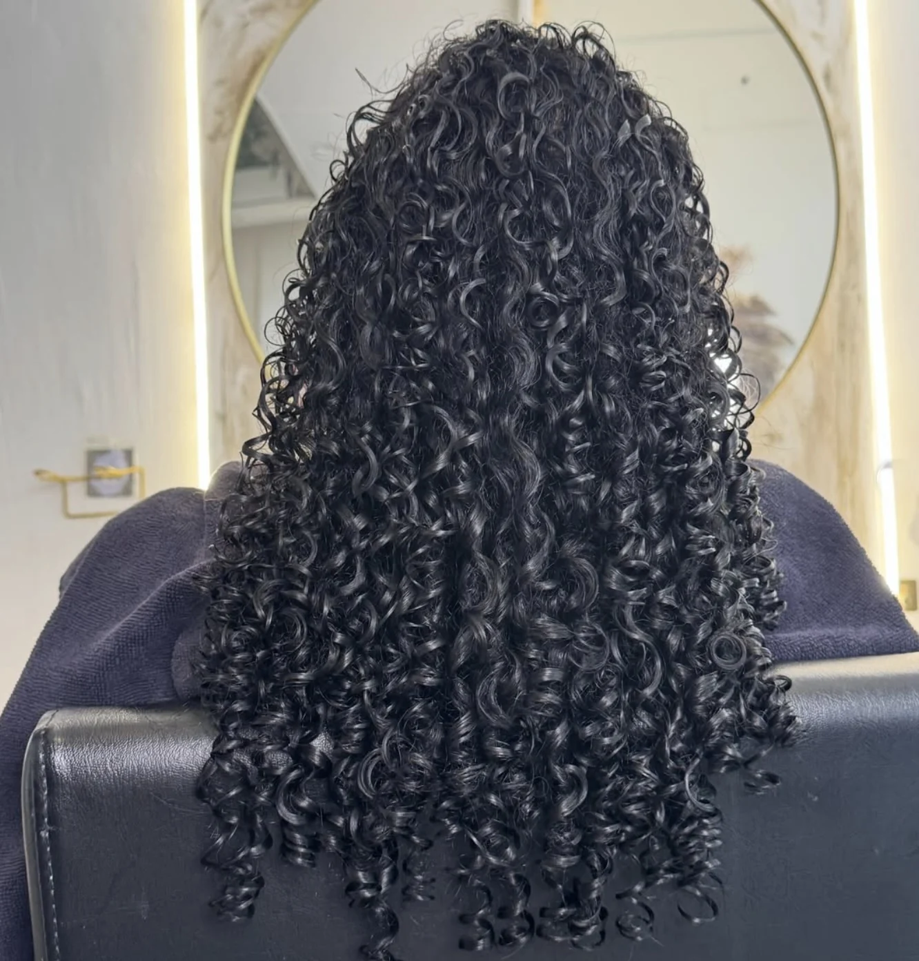 Resultado final de cabelo encaracolado com caracóis definidos e brilhantes